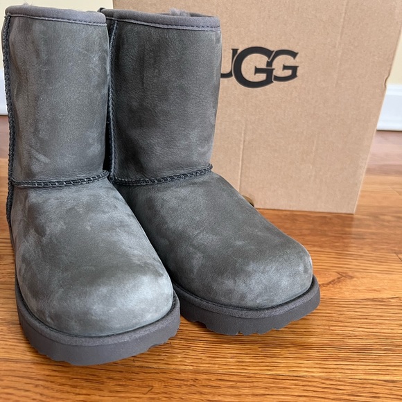NEW Ugg Boots - Picture 1 of 7